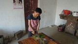 高明每天做饭熟练地切菜_副本1.jpg