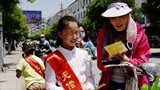 向路过阿姨宣传义务献血知识.jpg