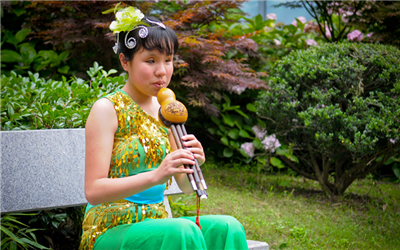 陶醉在葫芦丝的曼妙世界里.jpg