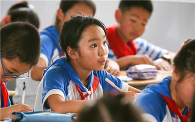 认真学习的杨优_副本.jpg