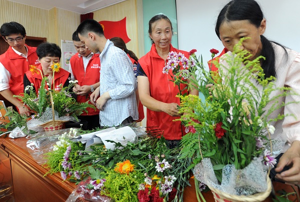 劳模志愿者教平江工疗站的学员们插花.JPG