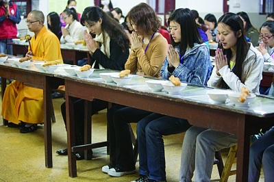 昨天,扬子晚报记者再次前往栖霞寺探访,记录了参与者禅修的过程.