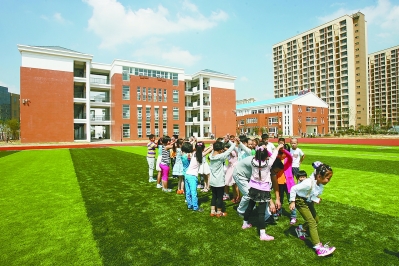 图为江宁上坊保障房片区,东山小学分校永泰路小学学生在操场上锻炼