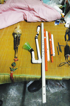 代品贺用报废的pvc管等材料制作的乐器.