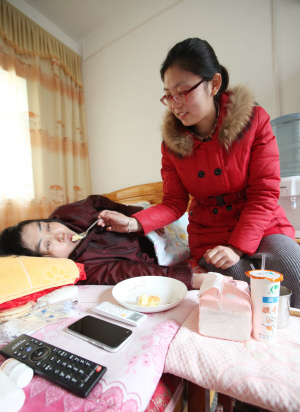 自从妈妈卧床,蒋芹从未出过远门,专心照顾妈妈.