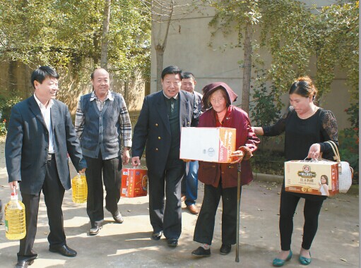 邳州市官湖镇老龄协慰问百岁老人