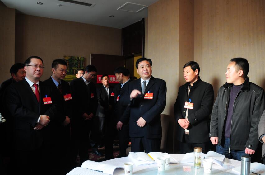 贾兴民朱明泉看望慰问人大代表
