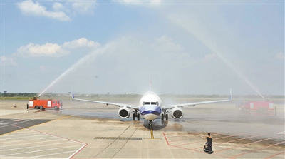 16日,由台湾中华航空公司执飞的高雄至常州的航班抵达常州奔牛机场