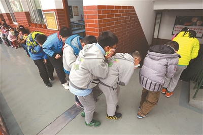 14日,无锡市扬名中心小学举行消防疏散演练,增强师生安全意识,提高