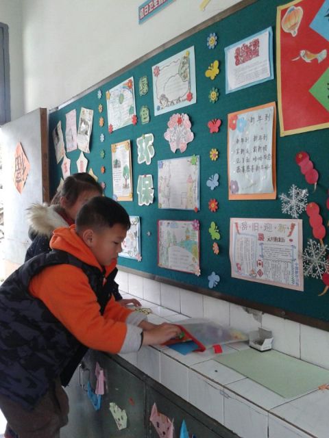 据悉,此次活动共收到作品40幅,并在学校的软包板上展出,评选出优秀作品10幅。这些手抄报紧紧围绕环境保护主题,内容充实,文题鲜明,图文并茂,具有现实意义,充分展现了东降实验学校小学生的环保新理念。他们用稚嫩的笔触在手抄报上描绘着自己的创意:以前的地球是一片绿色,天空大海是一片蔚蓝色,鸟儿在天空中自由地飞翔。