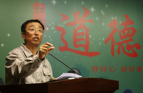 记者徐培钦; 郭明义讲述心中的雷锋内涵. 记者 徐培钦 摄; 雷锋网