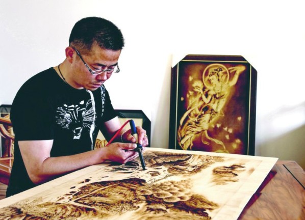在南通非遗工坊里展示的烙画制作.(资料图片)张建生