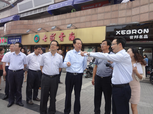 南通市章树山带队在南大街八仙城商圈召开全市文明创建现场会