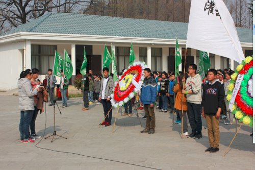 灌云县实验中学 开展清明祭扫弘扬爱国情活动