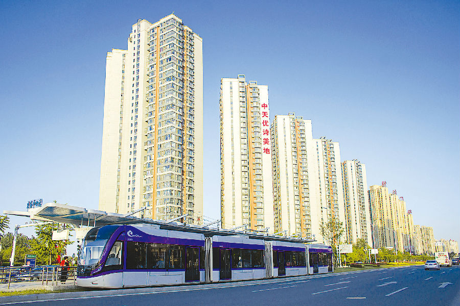 有轨电车驶过市区翔宇大道