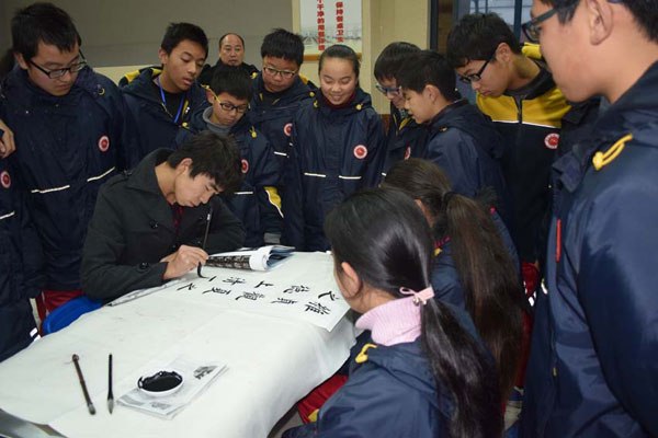 本次现场书画展示活动,丰富了校园文化生活,也提高了学校师生的艺术