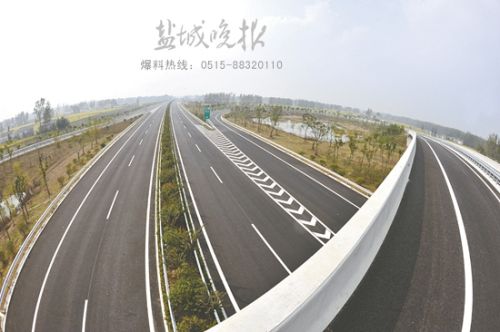 盐城 > 正文    10月22日上午9时许,史以成正在清扫s75阜建高速公路