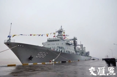 中国海军最先进综合补给舰"高邮湖"舰入列